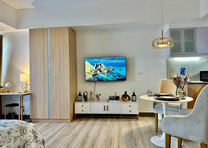 Modern At The Venice Luxury Mckinley Hill